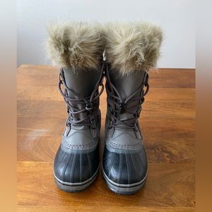 SOREL Girls Joan of Arctic snow boots. Girls’ size 4. Grey and black with fur